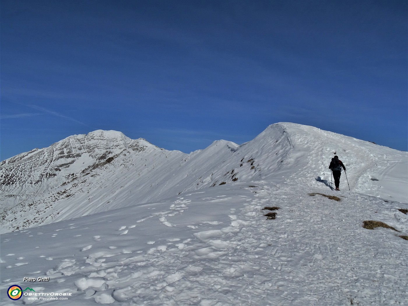 28 Calzati i ramponi, siamo pronti a percorrere con attenzione l'affilata cresta ben innevata  per Cima Grem.JPG